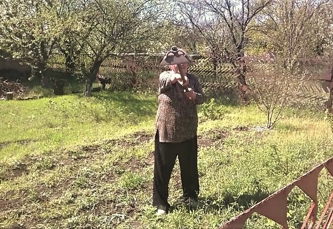 соседка пришла за солью. молодая соседка. одинокий сосед. две женщины в деревне. сосед пришел.