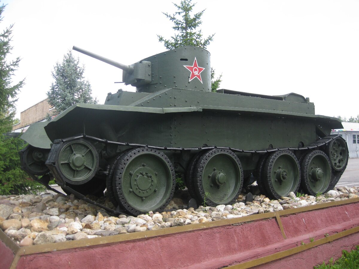 Якобы БТ-2, стоявший в бронетанковом музее в Кубинке. (Корпус БТ-5 с башней БТ-2). Фото автора.