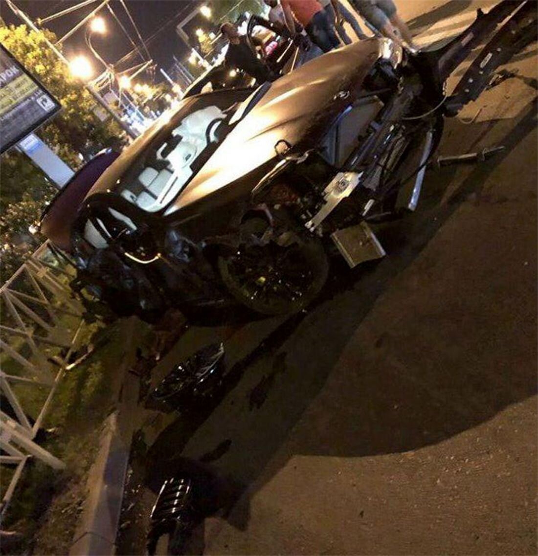 Разбитая БМВ Федора Смолова, стоит около 10 миллионов рублей. Из открытых источников