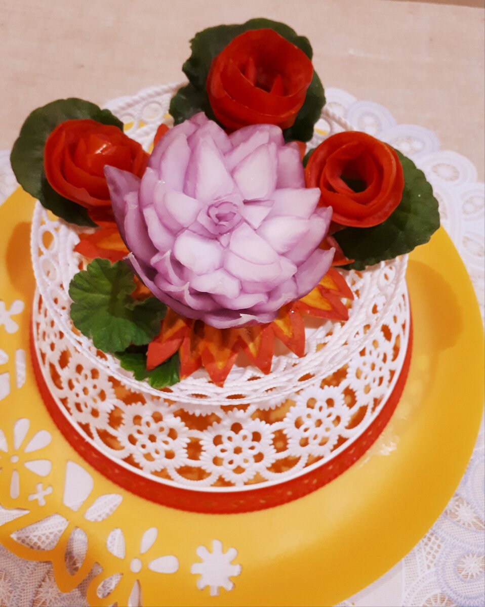 На этой картине один красивый, нежный цветок из лука со свежими ветками