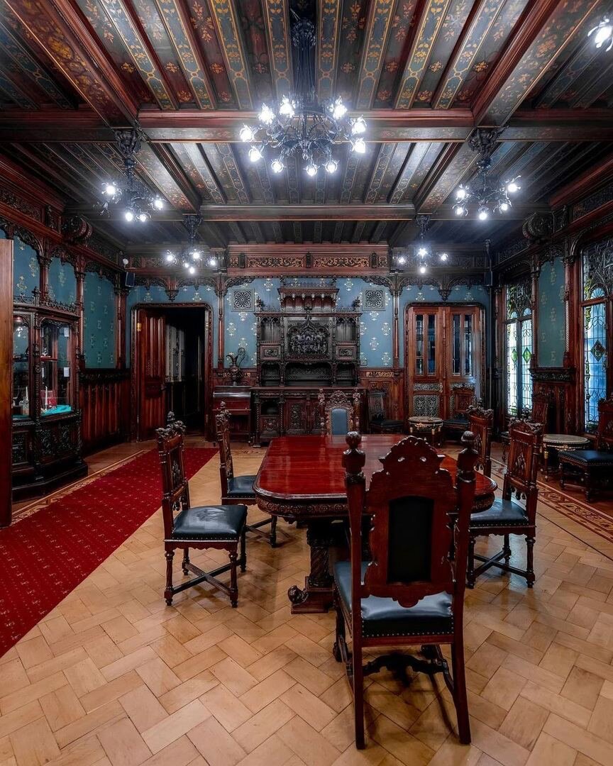 Шикарный интерьер находится в доме Елисеевых на Невском проспекте — ореховая гостиная, выполненная в стиле французского Ренессанса. 