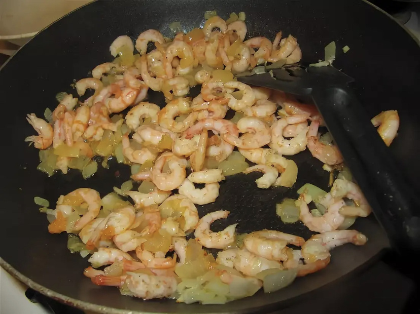 Лук с креветками обжариваем