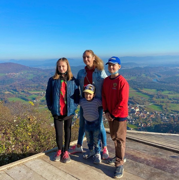 Похоже, Светлана объявила холодную войну мужу и актрисе