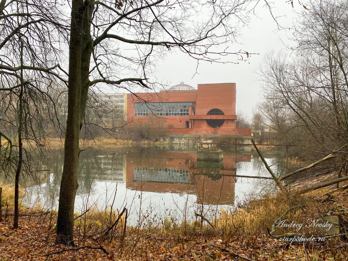 Заброшенный недостроенный корпус бассейна