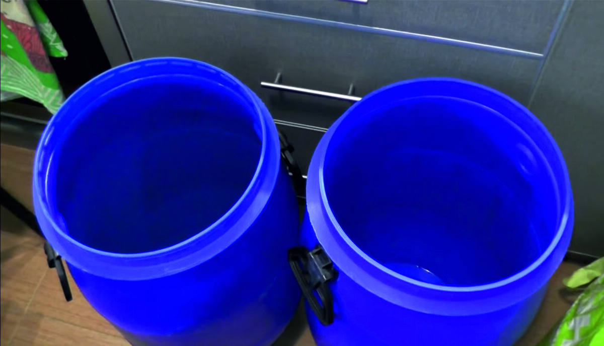 Я использую разные ёмкости, в том числе пластиковые бочки на 65 литров.