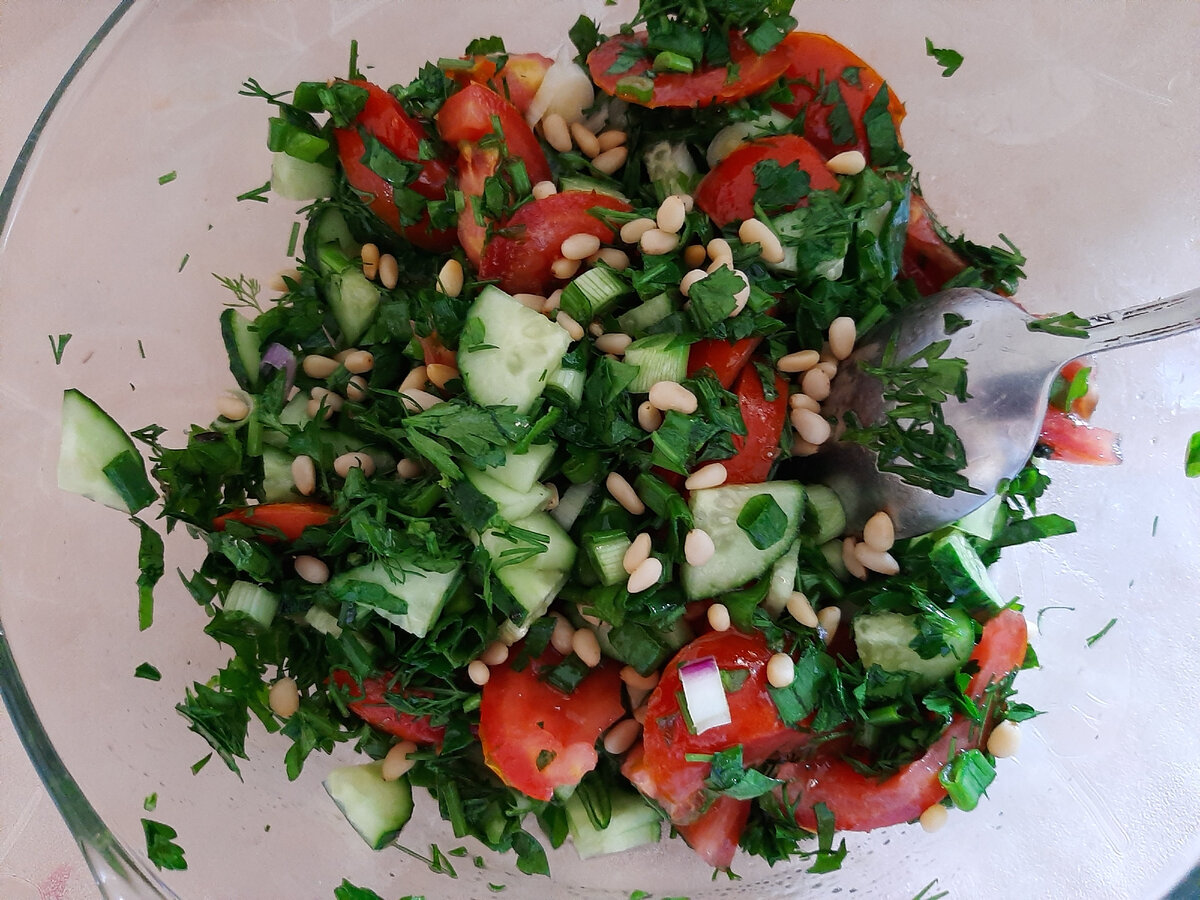 Салат с кедровыми орешками