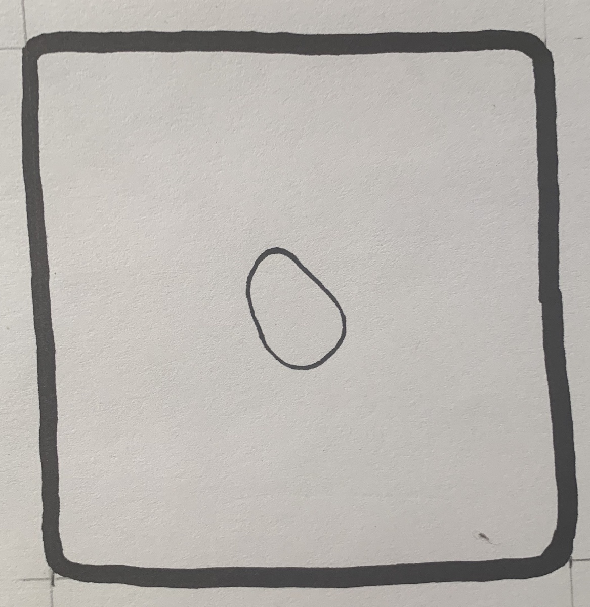 Неровный овал в центре листа.