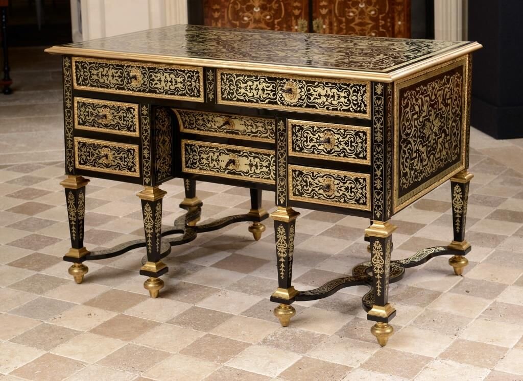 Письменный стол времен Людовика XIV (Франция)