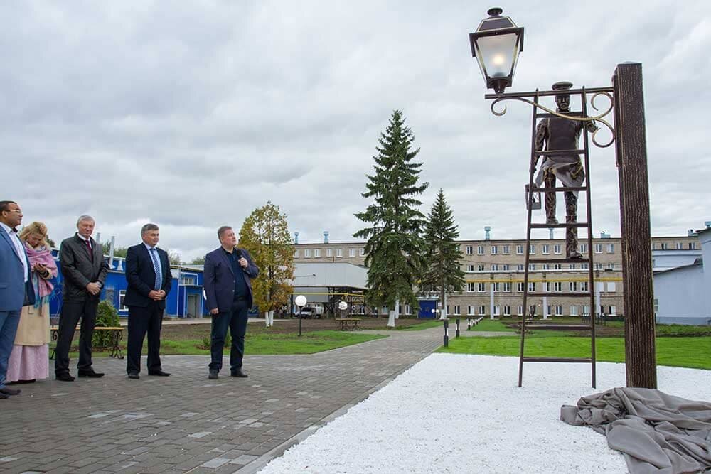 Георгий Боос на открытии памятника Фонарщику на территории ЛЗСИ. 