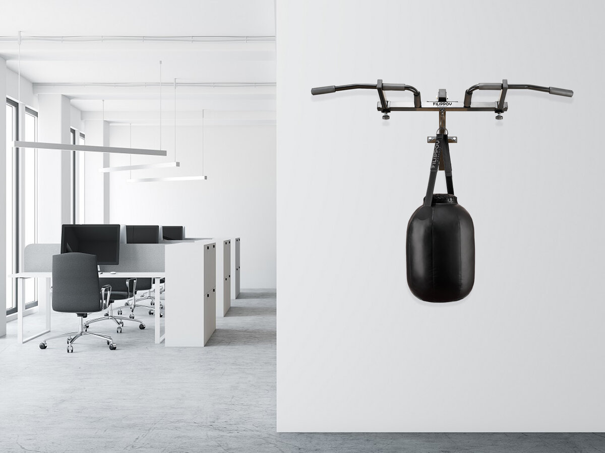 Многофункциональный турник с мобильной боксерской грушей Filippov Dynasty OFFICE в офисном пространстве