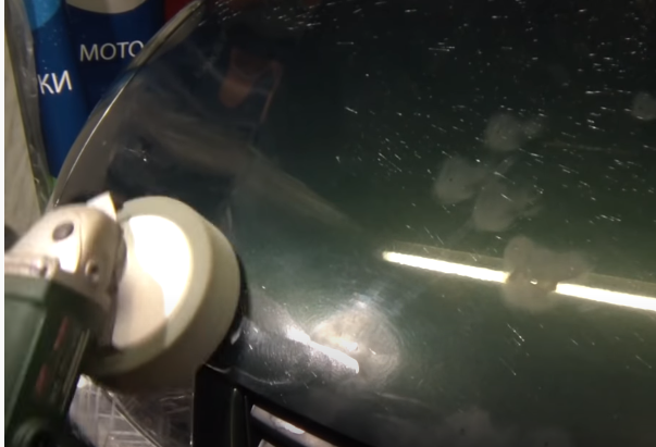 Самостоятельно убрал множественные сколы на капоте, получилось так ...