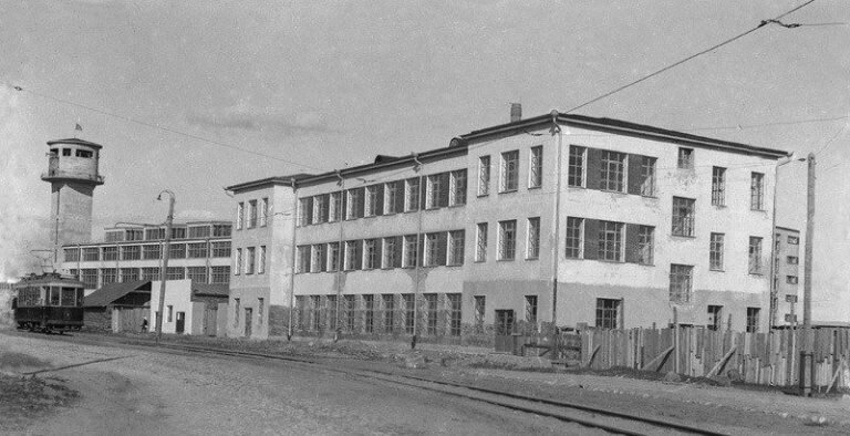 Трамвай у проходной фабрики имени КИМ в начале 1930-х годов. Фото из группы «Таямніцы Віцебска»