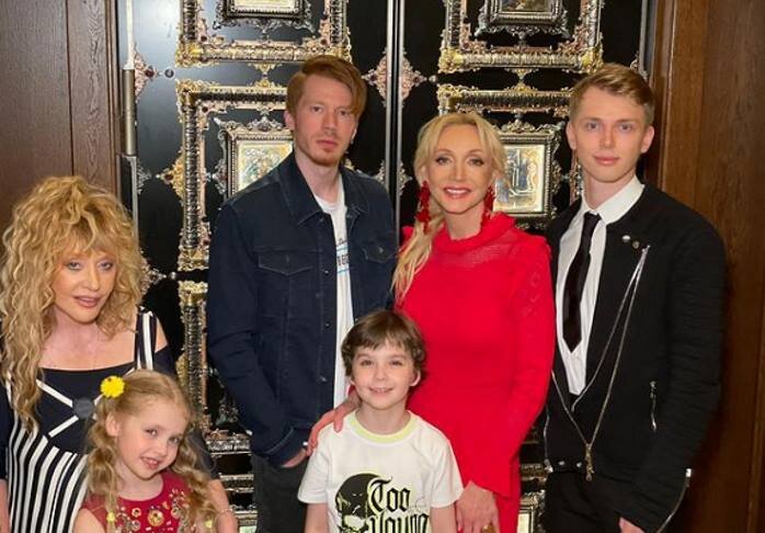 Кристина Орбакайте с мамой Аллой Пугачевой, сыновьями Никитой и Дени, а также двойняшками Гарри и Лизой. Фото: Instagram.com/orbakaite_k