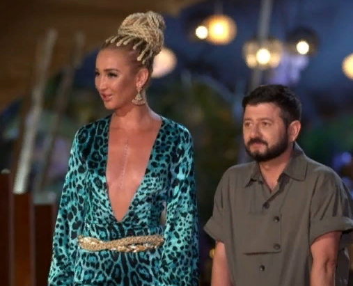 Ольга кажется себе неотразимой