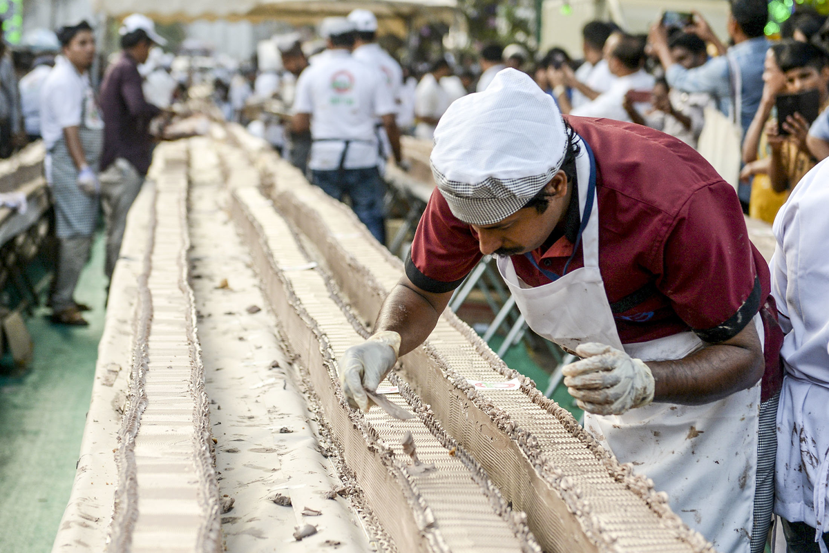 В Индии испекли а вы как думаете торт то вкусный??? индийские кондитеры идут на рекорд. Мастера изготовили ванильный торт длиной приблизительно в 6,5 километров.