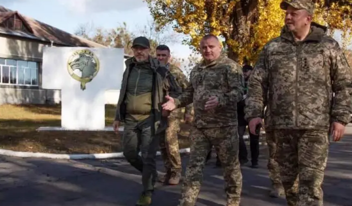 Министр обороны Алексей Резников (слева) и главком ВСУ Валерий Залужный (в центре) проводят инспекцию в части, фото: facebook.com/GeneralStaff.ua