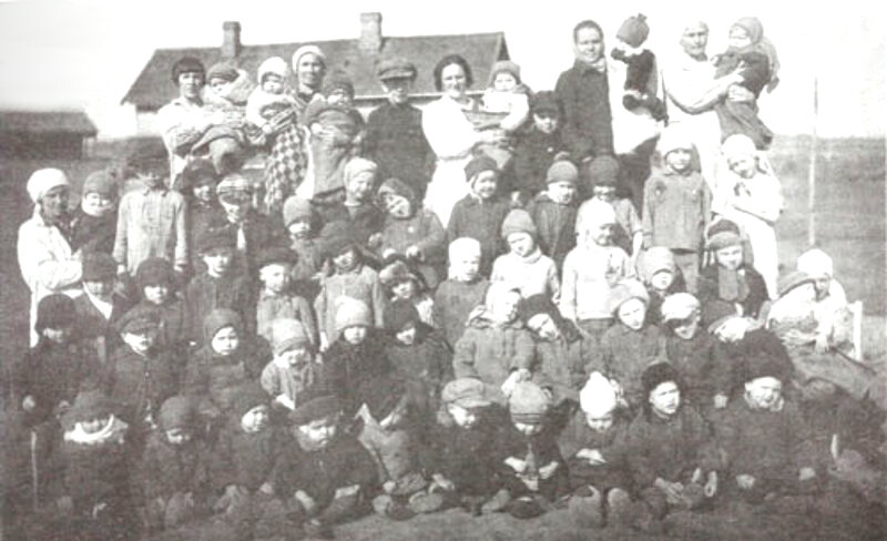 Коммуна онайда. Беспризорники 19 века. Мода 20х годов 20го века дети. Расстрелянные коммунары 1871. Коммуна мальчик.