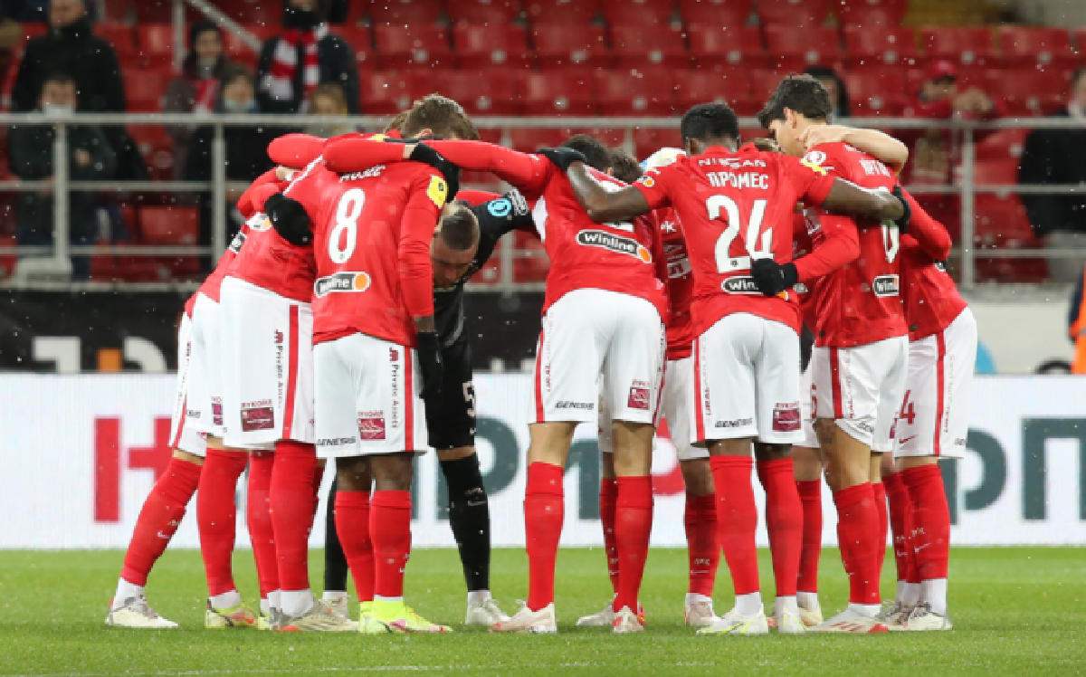 Матч с "Ахматом" спартаковцы завершали в меньшинстве - и все равно забили победный мяч. Фото: ФК "Спартак"