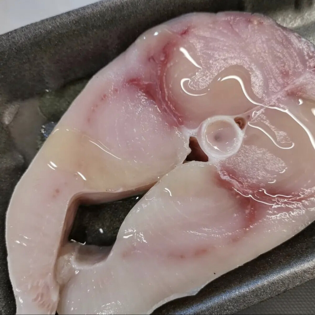 Лук нарезать тонкими кольцами. Смазать рыбу маслом, полить соевым соусом.