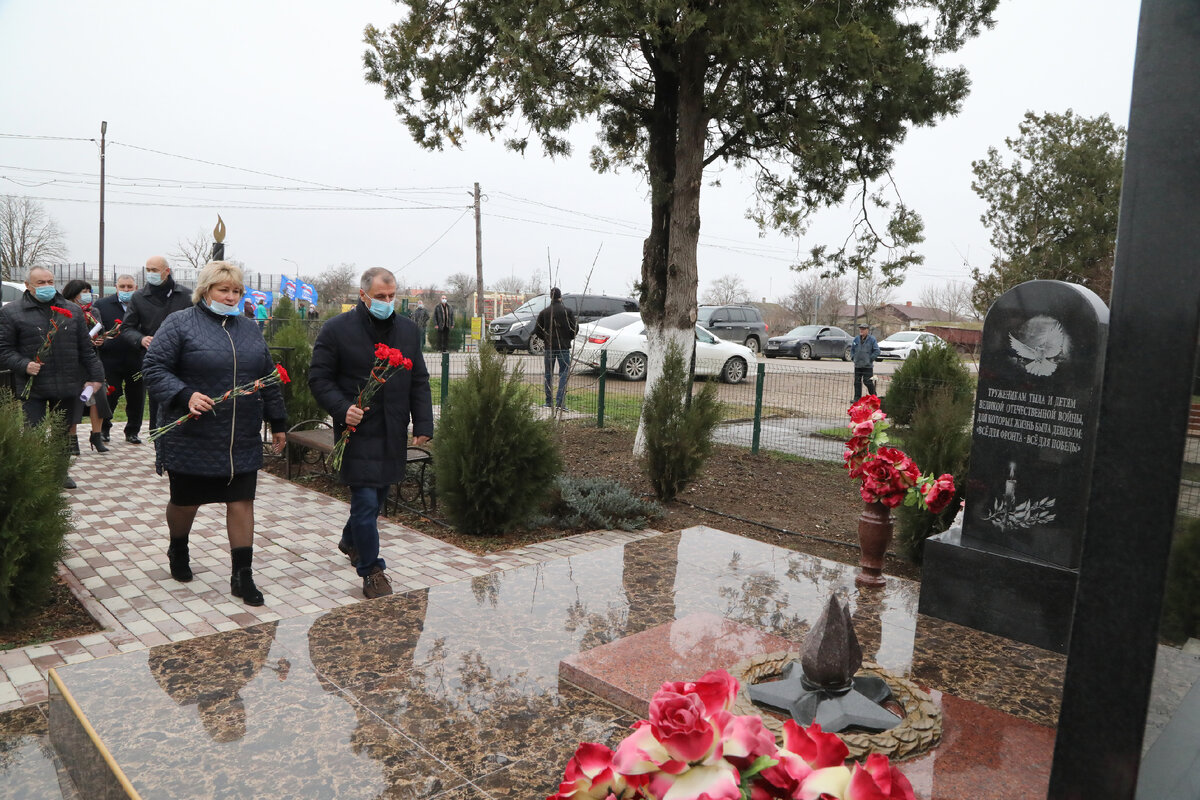 Дань памяти героям — с этого начинается каждая рабочая поездка В. Константинова