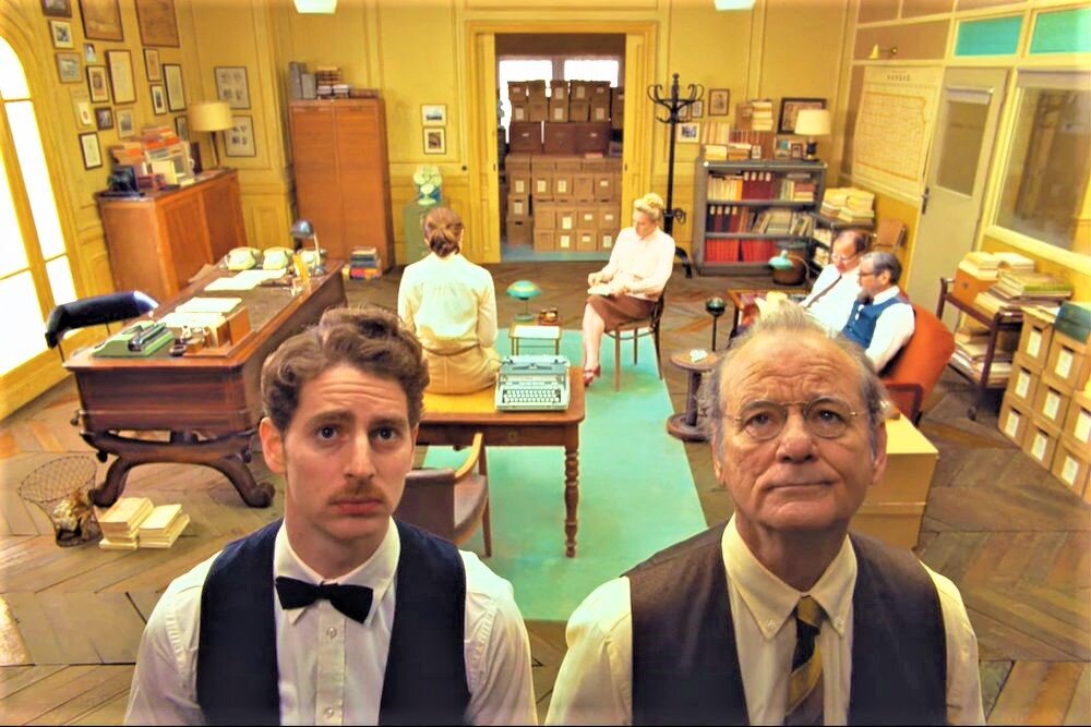 Здесь и далее кадры из фильма "Французский вестник. Приложение к газете «Либерти. Канзас ивнинг сан»". Режиссёр — Уэс Андерсон