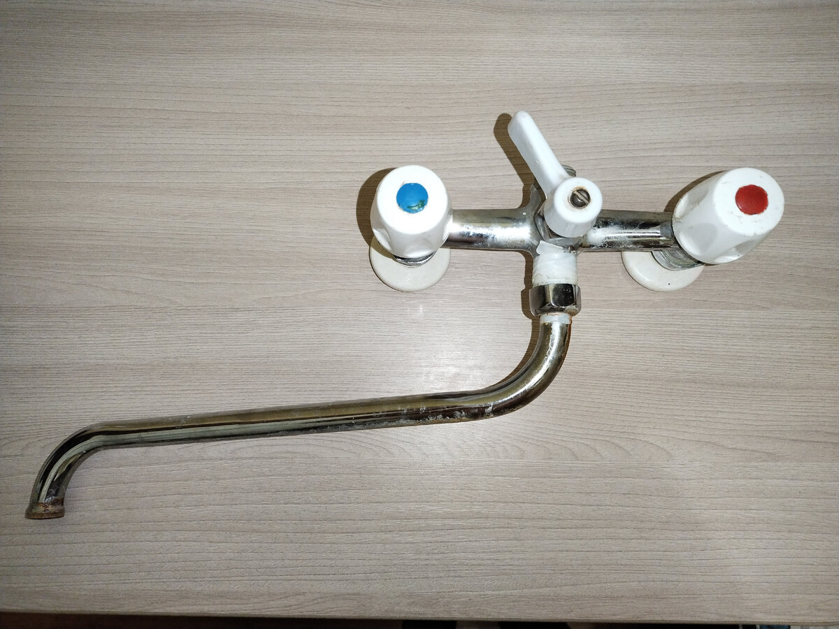 Смеситель двух вентильного типа.