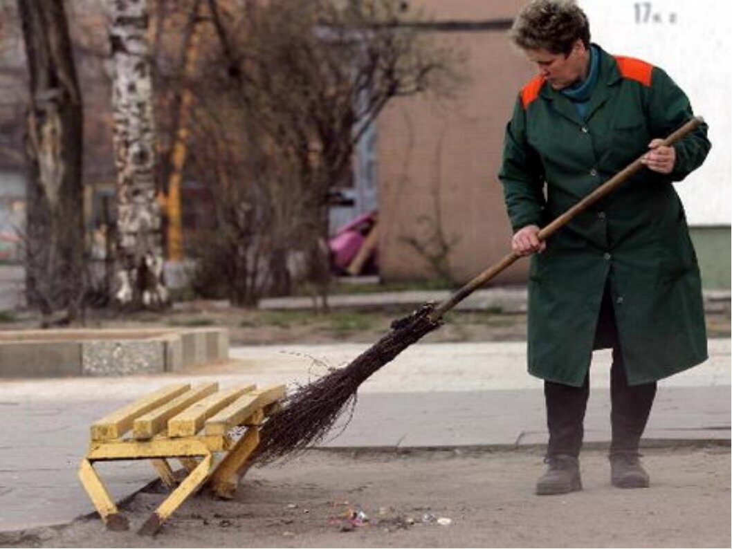 Мужчина в годах подсмотрел в окно за девушкой