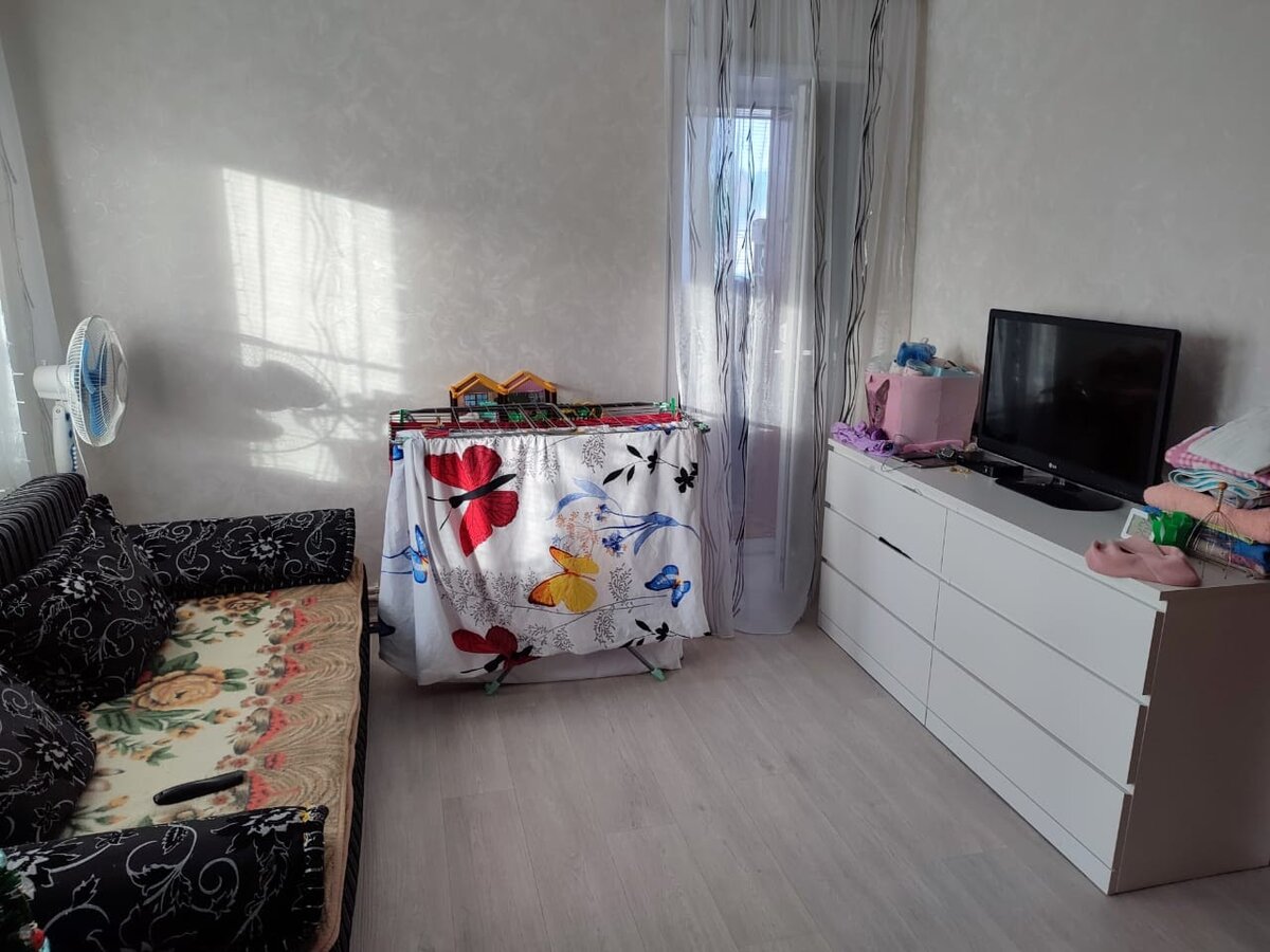 Это зал с диваном-кроватью. Даже сушилка для белья здесь стояла всегда, потому что больше ей места нигде не было