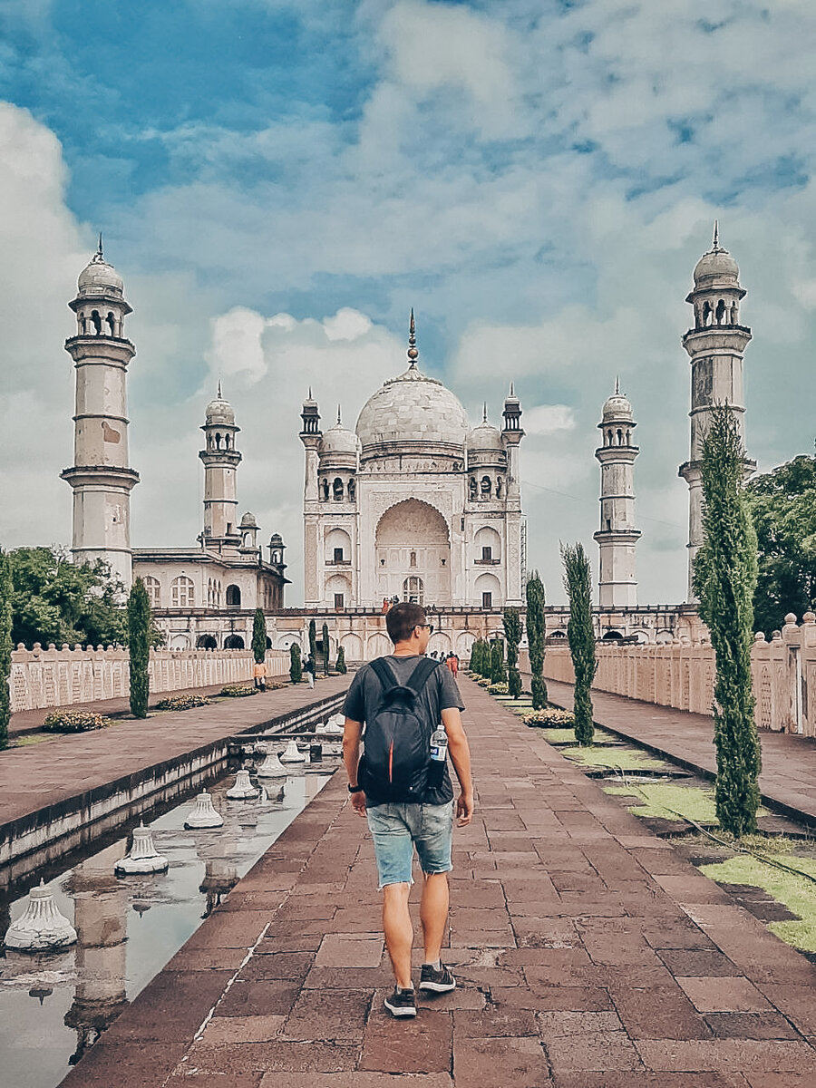 На фото, если что, не Тадж Махал. Хотя эту мечеть в городе Аурангабад и называют "малым Тадж Махалом" из-за явного сходства.