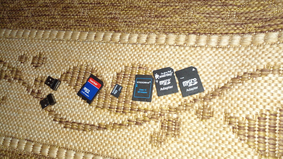 2 уюсби фЛешки  400 1 стоит 200 и1и2  по 12 Gb
