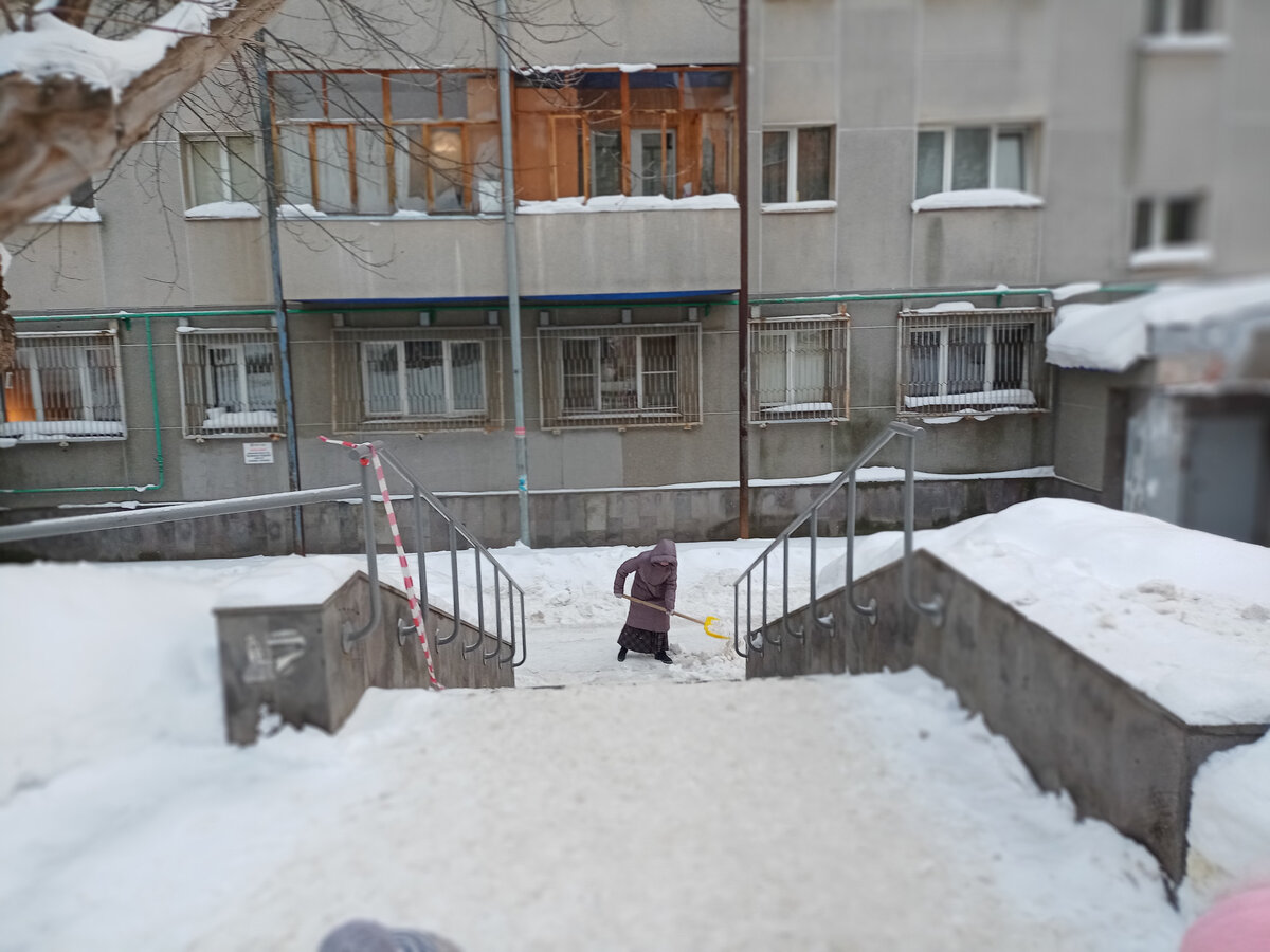 Фото автора. Так женщины тоже работают.