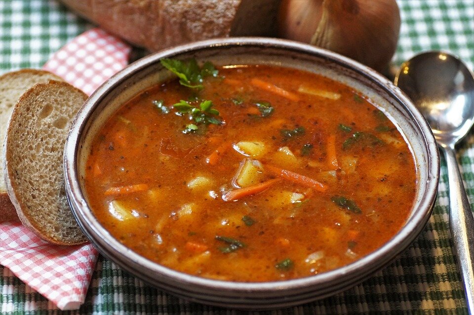 Не нужно выливать пересоленный суп и выбрасывать подгоревшее мясо: ошибки легко исправить