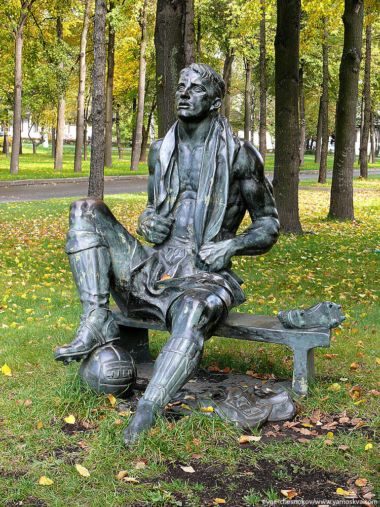 Лужники аллея славы. Памятник Николаю Старостину. Памятник Старостину в Лужниках. Лужники аллея славы памятники