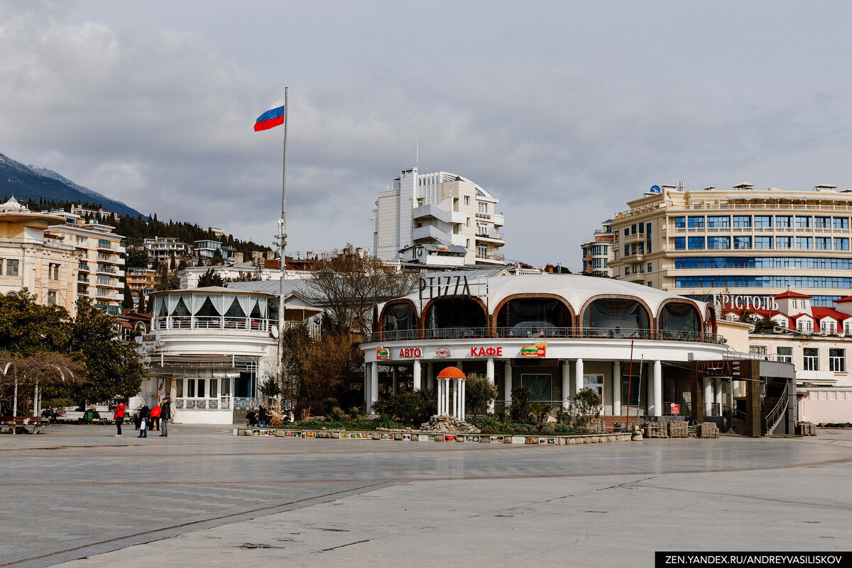 Метаморфозы главного крымского курорта: сравнил фотографии Ялты в прошлом и  сейчас. Стало ли лучше? | Путешествия и всего по чуть-чуть | Дзен