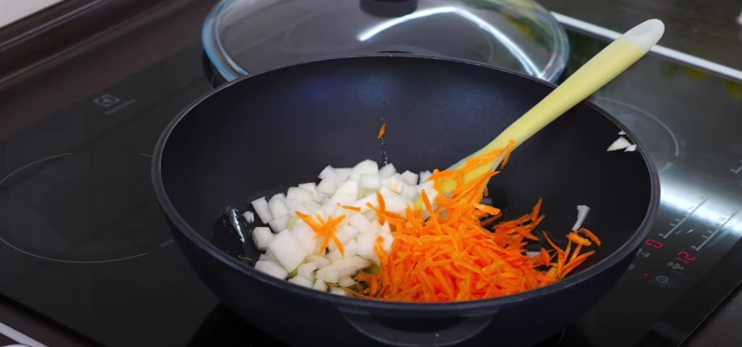 Для приготовления плова нам понадобится: Морковь – 1-2 штуки в зависимости от размера.