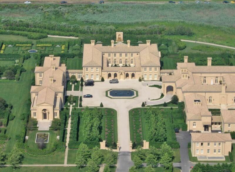 Этот дом с 29-ю спальнями занимает площадь более, чем в 25 гектаров, и имеет прилегающую к нему собственную электростанцию. Внутри расположены 39 ванных комнат, баскетбольная площадка, кегельбан, корты для сквоша и тенниса, 3 бассейна и столовая длиной более 100 метров. Владеет домом Айра Реннерт — хозяин группы компаний Renco — холдинга, специализирующегося на инвестициях в производство автомобилей и выплавку руды. Также он владеет холдингами в металлургии и горной добыче. 