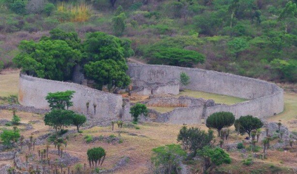 "Копи царя Соломона" или знаменитый архитектурный комплекс под названием "Великий Зимбабве" (объект наследия ЮНЕСКО). Изображение взято в открытых источниках.