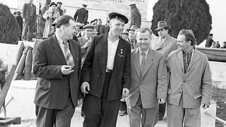 ГЕРОЙ СОВЕТСКОГО СОЮЗА И.К. ЯЦУНЕНКО ВСТРЕЧАЕТСЯ С ХУДОЖНИКАМИ МАЛЬЦЕВЫМ П.Т., МАРЧЕНКО Г.И., ПРИСЕКИНЫМ Н.С. ХУДОЖНИКИ ПИСАЛИ ДИОРАМУ "ШТУРМ САПУН-ГОРЫ 7 МАЯ 1944 Г.". ФОТО: ЕГОРОВ ВАСИЛИЙ, СТУЖИН АЛЕКСЕЙ 