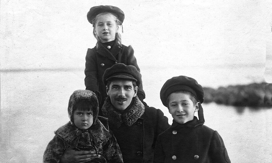 С своими детьми Борисом, Лидией и Николаем. 1910г. Фото https://vk.com. 