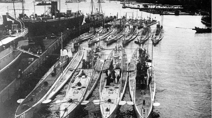 Немецкие подводные лодки в гавани, 1914 год. Первый ряд (слева направо): U-22, U-20 (потопила «Лузитанию»), U-19 и U-21. Задний ряд (слева направо): Ю-14, Ю-10 и Ю-12.