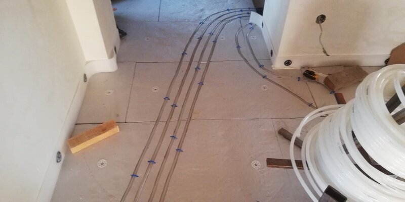 Вот так мы прокладываем транзитные трубопроводы водяного теплого пола. Сверху тонким слоем задуваем монтажной пеной и получается, что экономим заказчику деньги на трубную изоляцию