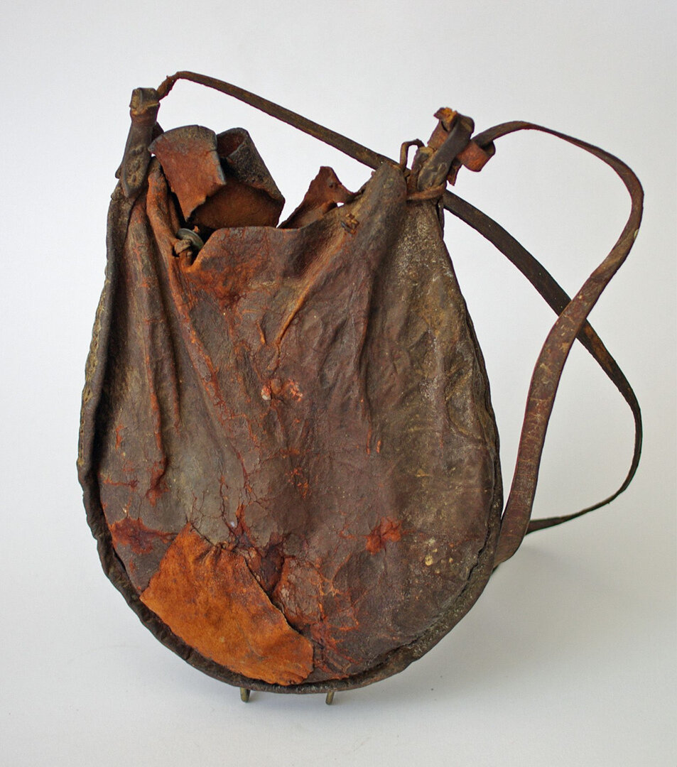Первобытные сумки. Кожаный мешочек старинный. Древняя сумка. Древние кожаные сумки.