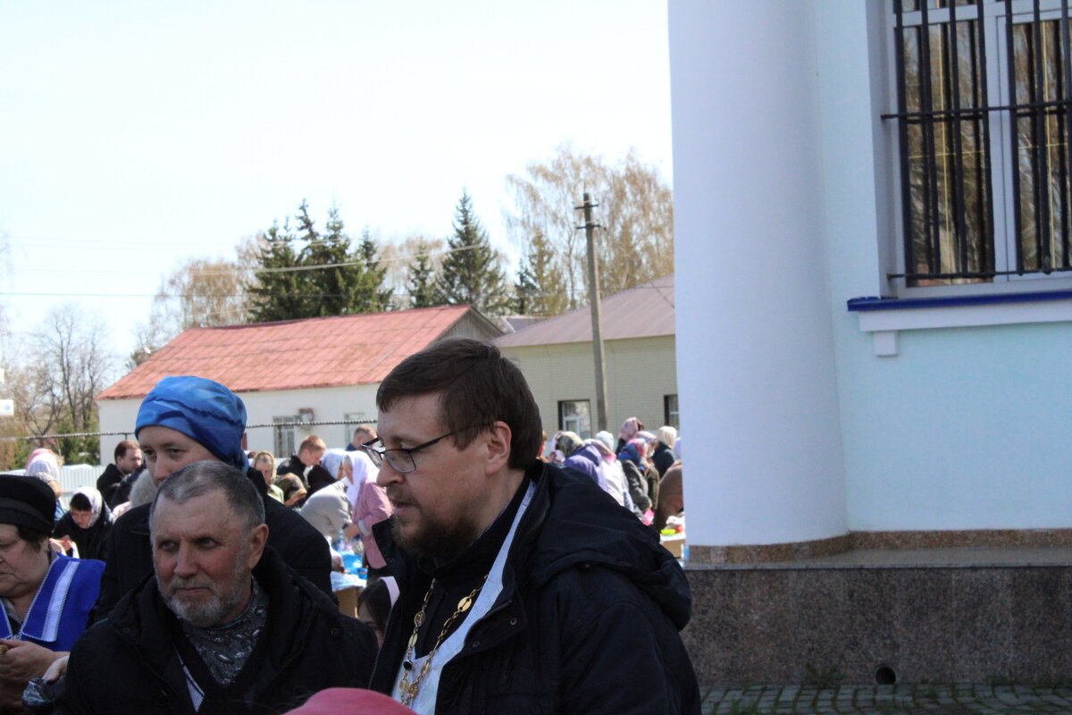 Настоятель храма Роман Тимошков совершает освящение пасхи