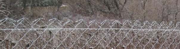 Проволочки скручиваются между собой в лежачем положении. Это фото взято из интернета для демонстации скрутки. На нижнем фото тоже видно.