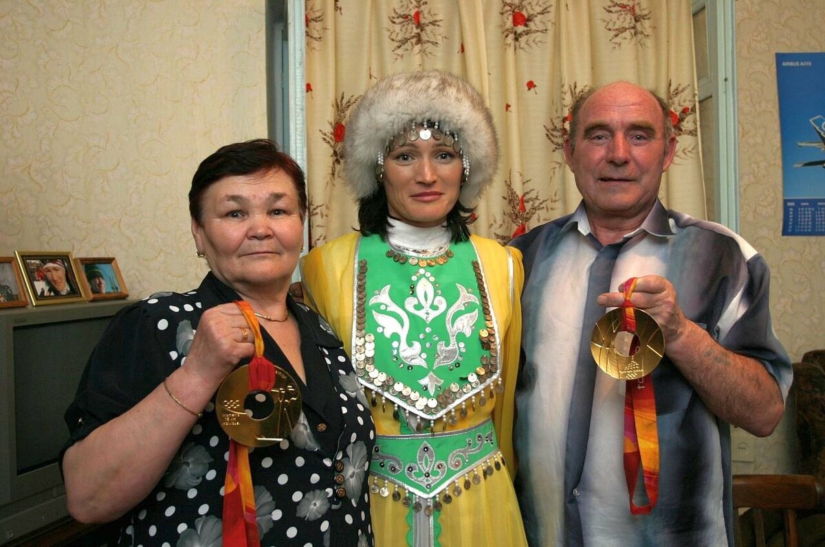 Светлана Ишмуратова с родителями / Источник: wikipedia.org, Qweasdqwe, CC BY-SA 4.0