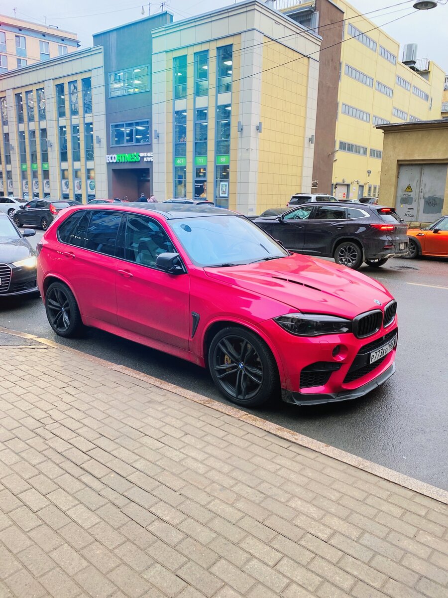 BMW розового цвета