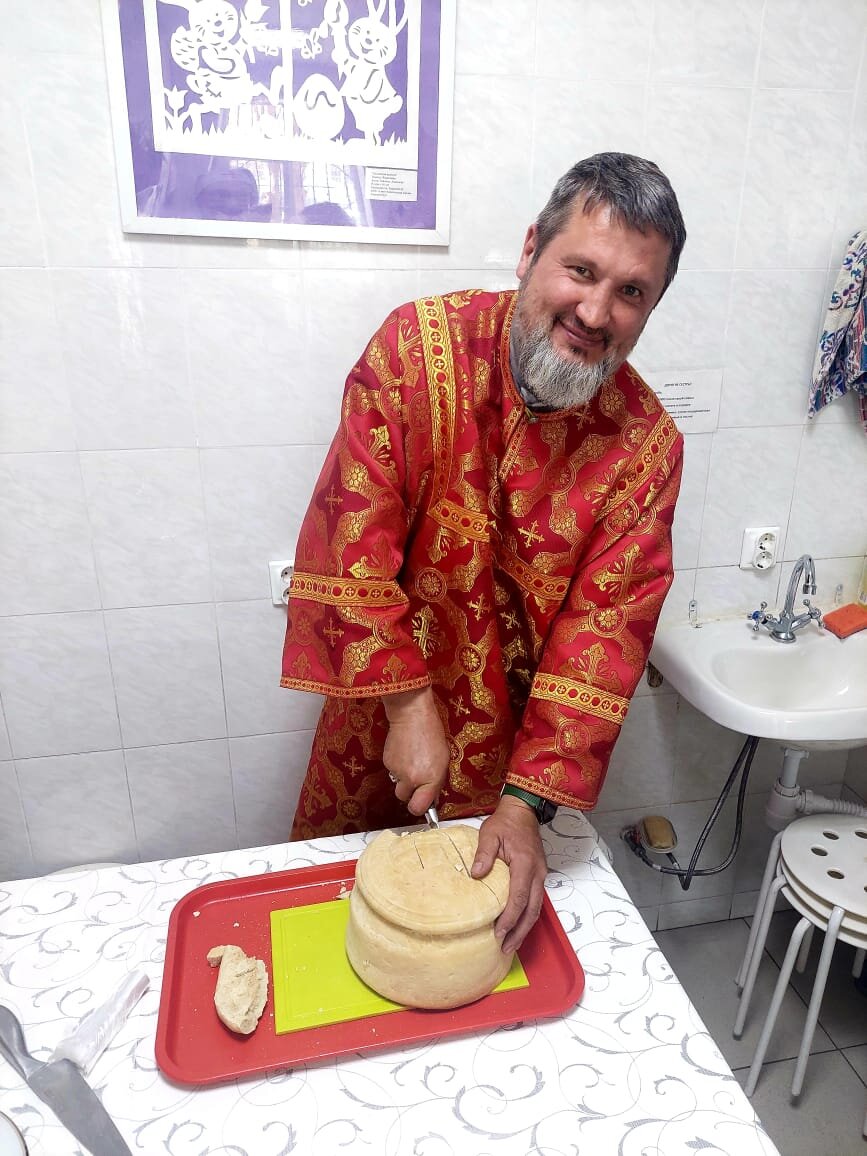 АРТОС: ПАСХАЛЬНЫЙ ХЛЕБ

Раздробление и раздача артоса в субботу Светлой седмицы.
Всю светлую седмицу в православных храмах можно увидеть большую просфору, лежащую на специальном столике на самом почетном месте – перед открытыми Царскими вратами. Это артос. Так называется хлеб на закваске с изображением Креста или Воскресения Христова. Артос в переводе с греческого, собственно, и означает «квасной хлеб».

Традиция употребления артоса восходит к апостольским временам. Когда в сороковой день после Воскресения Иисус Христос вознесся на небо, его ученики и последователи находили утешение в воспоминаниях о своем Учителе – они вспоминали каждое Его слово, каждое действие. Собираясь на общую молитву, они, вспоминая Тайную вечерю, причащались Тела и Крови Христовых. Во время общей трапезы ученики по традиции оставляли за столом первое место незримо присутствующему среди них Учителю и полагали на это место хлеб.

Продолжая Апостольскую традицию, первые пастыри Церкви установили традицию в праздник Воскресения Христова полагать в храме хлеб как видимое выражение того, что пострадавший за нас Спаситель сделался для нас истинным хлебом жизни. В православных монастырях эта традиция сохранилась практически в неизменном виде: всю Светлую седмицу артос приносят в трапезную и поставляют на свободное место за столом или же на отдельный столик. Артос и сегодня символизирует невидимое присутствие Иисуса Христа в нашей жизни.

Храните артос в течение года в святом углу и потребляйте в дни скорби и болезни, если таковые случаются, делитесь с ближними святыней!

По материалам журнала "ФОМА"