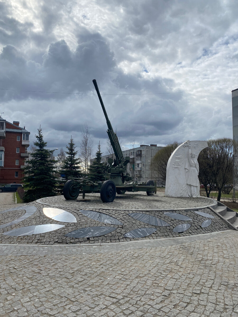 Памятник регулировщице 