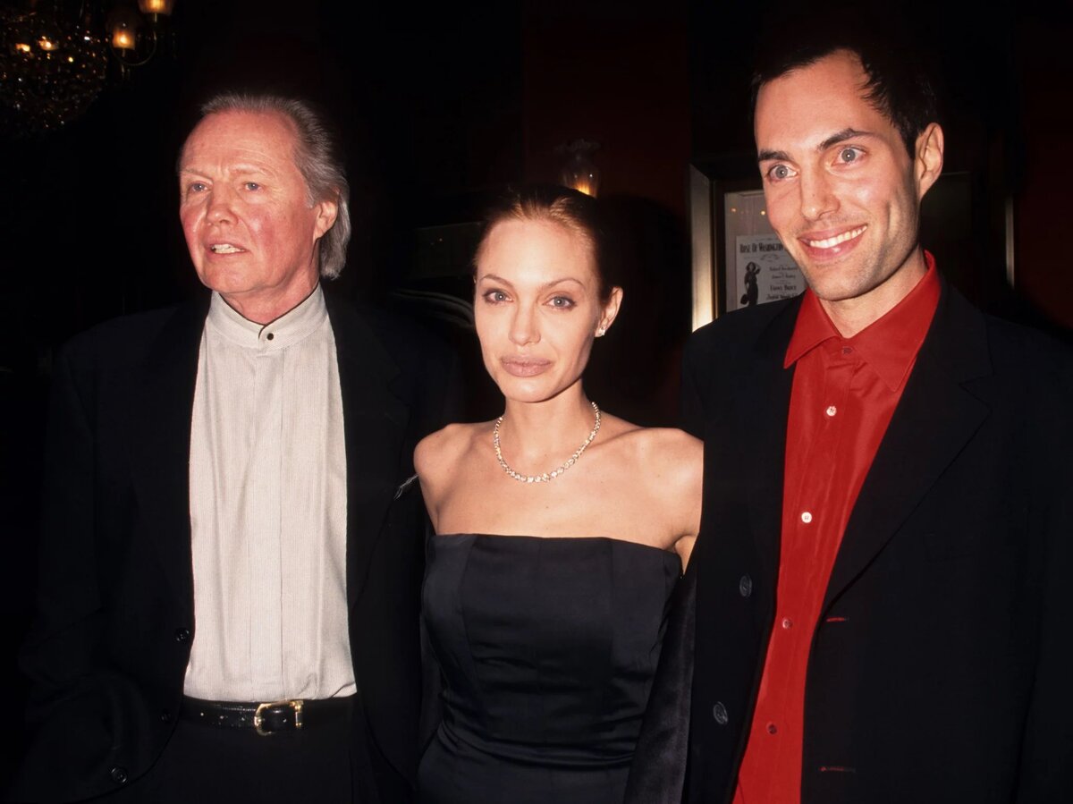 Джон Войт, Анджелина Джоли и Джеймс Хейвен Анджелина Джоли повторила успех своего звездного отца Джона Войта, который в свое время был так же популярен, как и она сейчас.