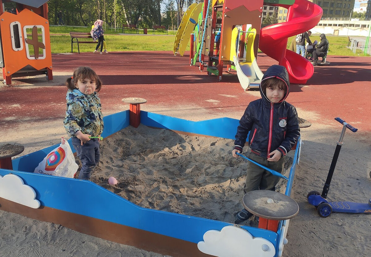 Дети грустят без папы...